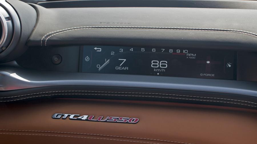 Детали интерьера Ferrari GTC4Lusso 2016 года  (AU) (фото 25 из 32)